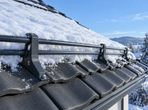 Schneefanggitter auf einem verschneiten Ziegeldach